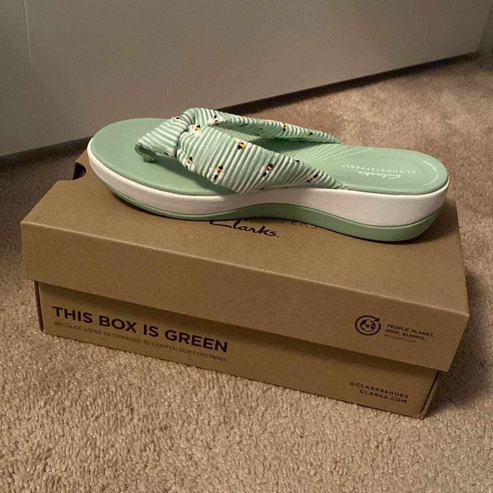 Clarks pale green, bumblebee flip flops size 9